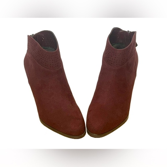 NWT Violet & Red Jackson Lazer Cut Topline Faux Suede Bootie in Burgundy Size 7M - Picture 5 of 16